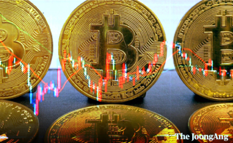 여러 개의 비트코인 동전 이미지 위에 주식 또는 암호화폐 가격 변동을 나타내는 그래프가 겹쳐진 모습