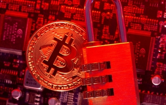 비트코인 동전과 자물쇠가 전자 회로 기판 위에 놓여 있는 이미지