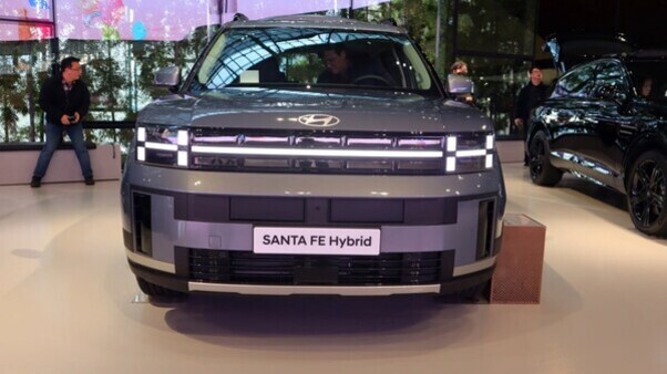 현대자동차의 SANTA FE Hybrid 차량이 전시장에서 전면을 향해 전시되어 있다.