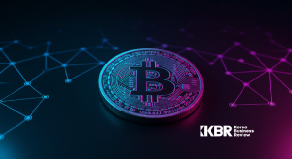 비트코인 로고가 새겨진 동전이 어두운 배경 위에 놓여 있고, 배경에는 파란색과 분홍색의 연결된 점들이 네트워크를 형성하고 있다. 오른쪽 아래에는 'KBR Korea Business Review' 로고가 있다.